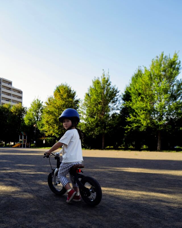 お嬢と変身バイクの練習。

兄さんが昔使ってたやつだから、グリップが劣化してたので取り除いた。

この子は怖がらずに挑戦してる姿が頼もしい。

#記録用 

#へんしんバイク
#娘
#leicaq2